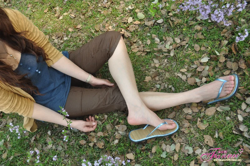 Blue flip flops&gold heels french  nails-1056-89P259MB